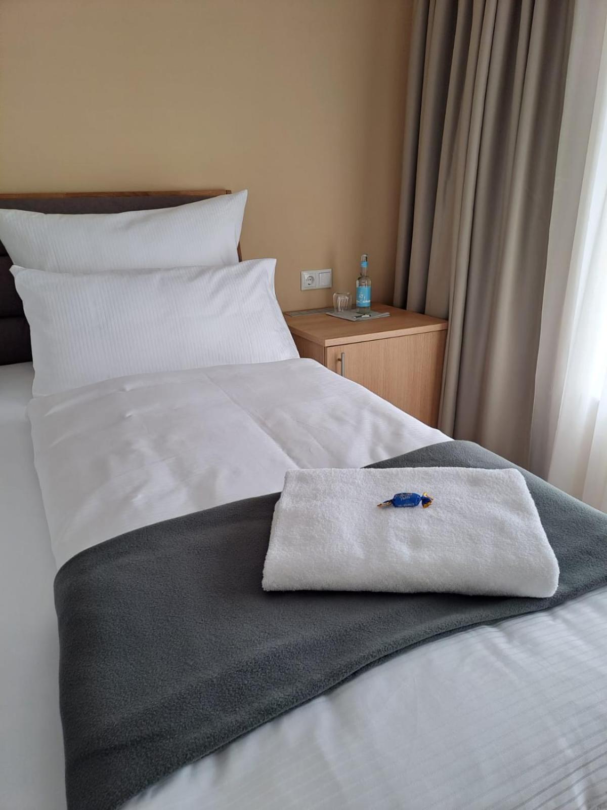 Hotel Rhin Inn Fehrbellin ภายนอก รูปภาพ